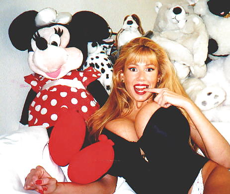 Rubia mostrando su inversión de silicona
 #5566364