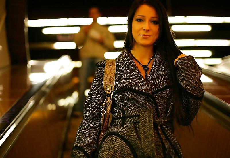 Brunette Im Minirock Blinkend In Der U-Bahn Durch Segel #5017949