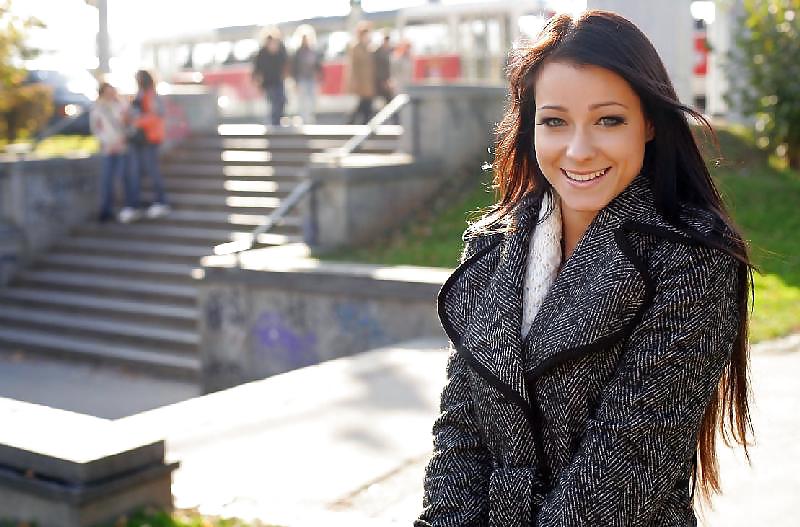 Brunette Im Minirock Blinkend In Der U-Bahn Durch Segel #5018009