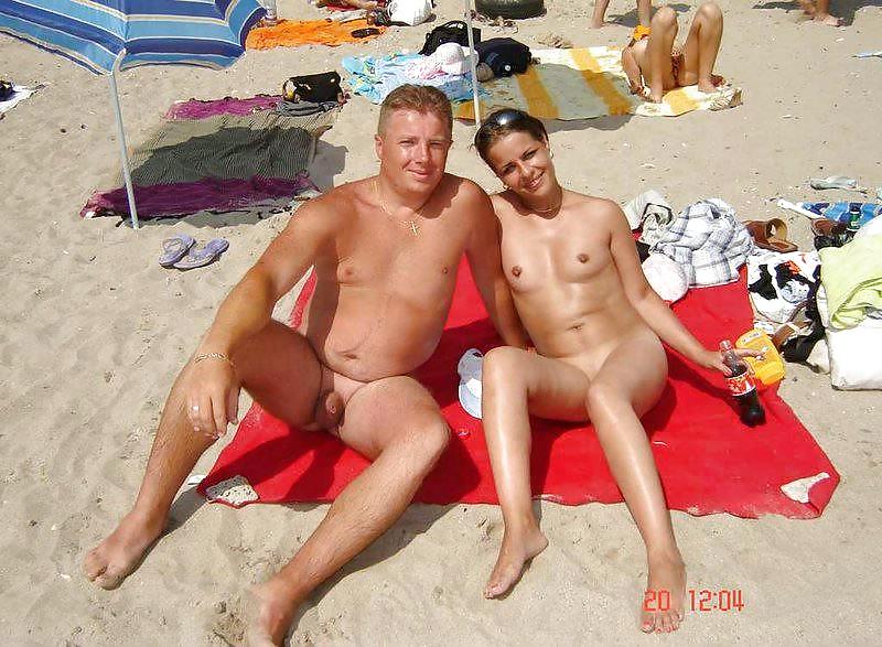 Morenas desnudas en la playa
 #648458