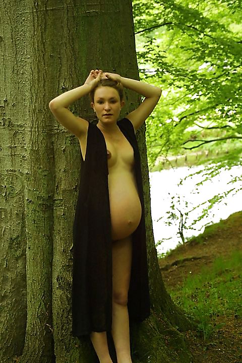 森の中を散歩するかわいい妊婦さん
 #18724429