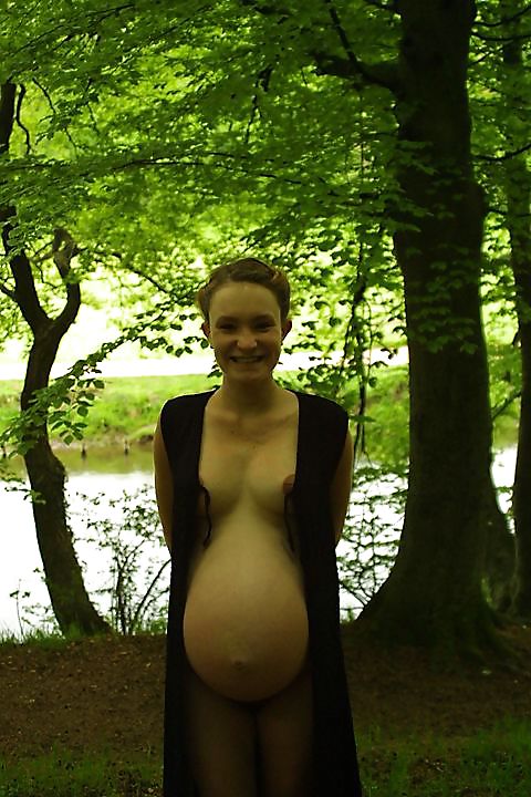 森の中を散歩するかわいい妊婦さん
 #18724452