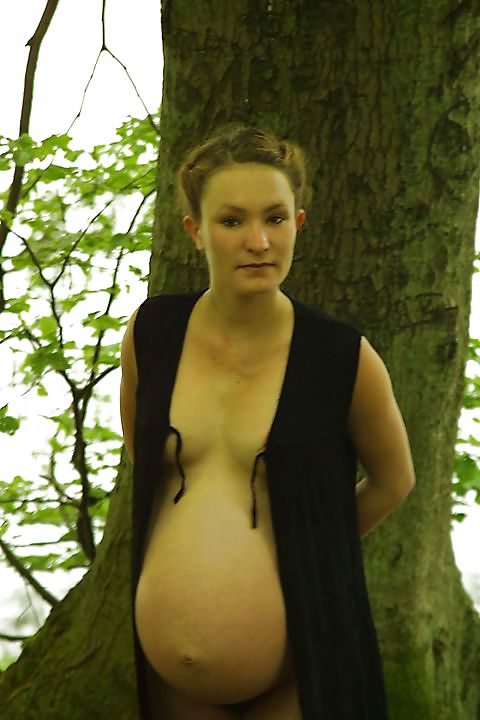 森の中を散歩するかわいい妊婦さん
 #18724484