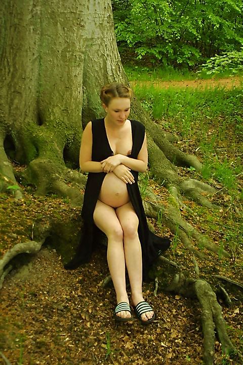 Carino gravido prendendo una passeggiata nella foresta
 #18724496