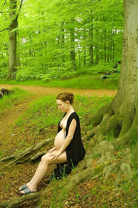 Carino gravido prendendo una passeggiata nella foresta
 #18724526