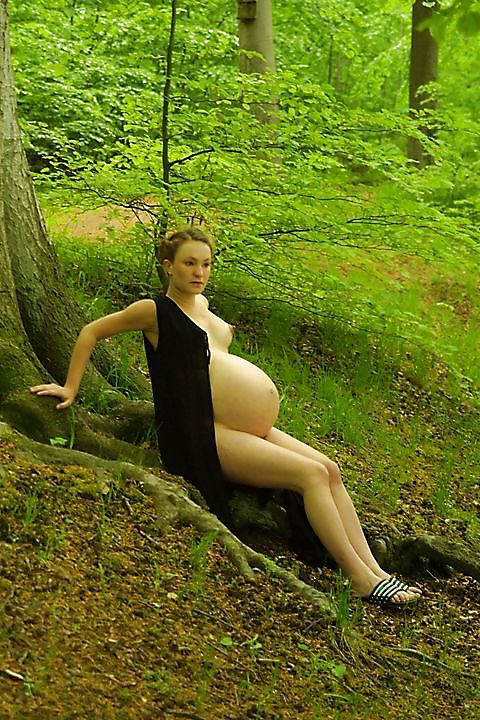 Carino gravido prendendo una passeggiata nella foresta
 #18724540