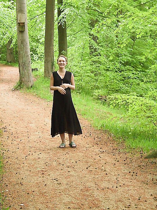 森の中を散歩するかわいい妊婦さん
 #18724659