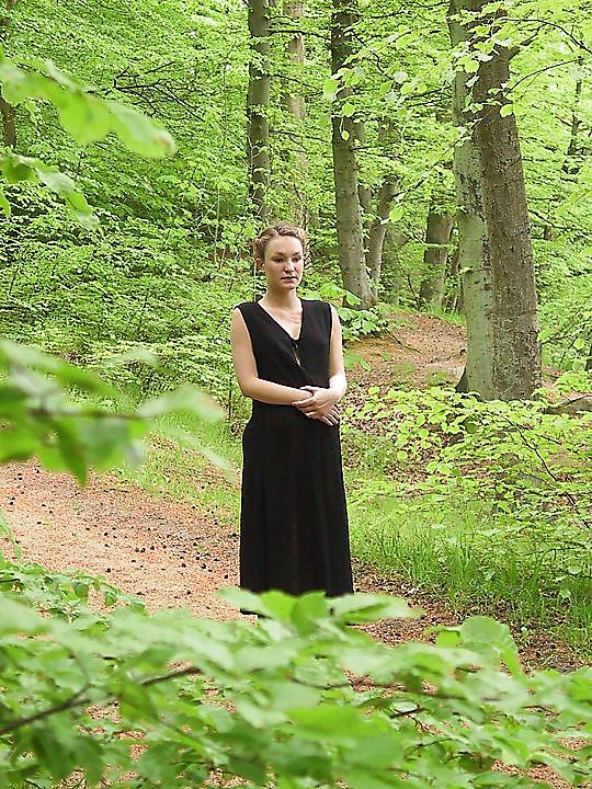 森の中を散歩するかわいい妊婦さん
 #18724670