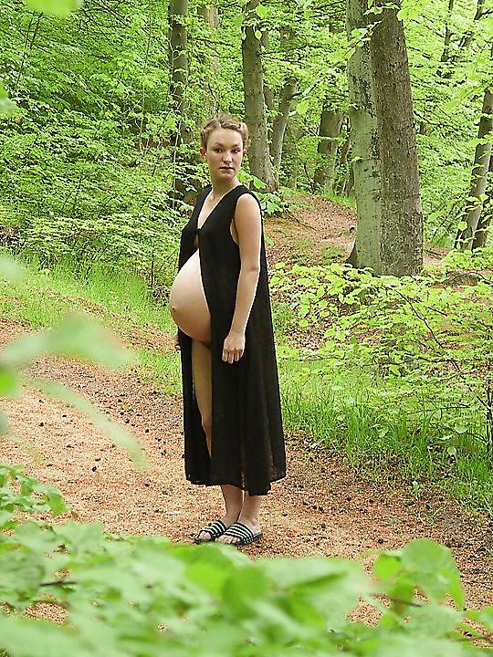 Carino gravido prendendo una passeggiata nella foresta
 #18724698