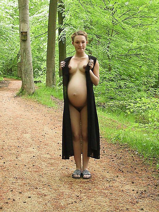 Carino gravido prendendo una passeggiata nella foresta
 #18724712