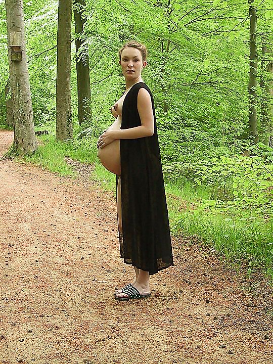 Carino gravido prendendo una passeggiata nella foresta
 #18724717