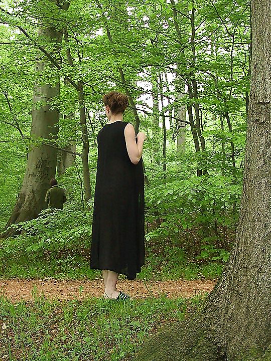 森の中を散歩するかわいい妊婦さん
 #18724771