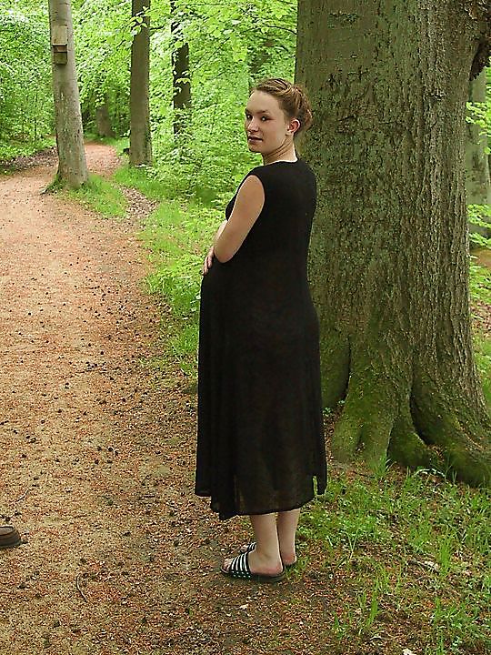 Carino gravido prendendo una passeggiata nella foresta
 #18724777