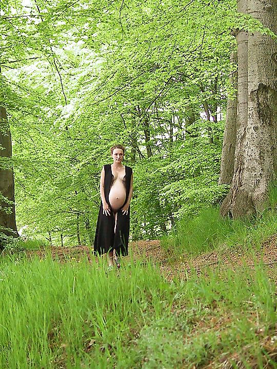 森の中を散歩するかわいい妊婦さん
 #18724832