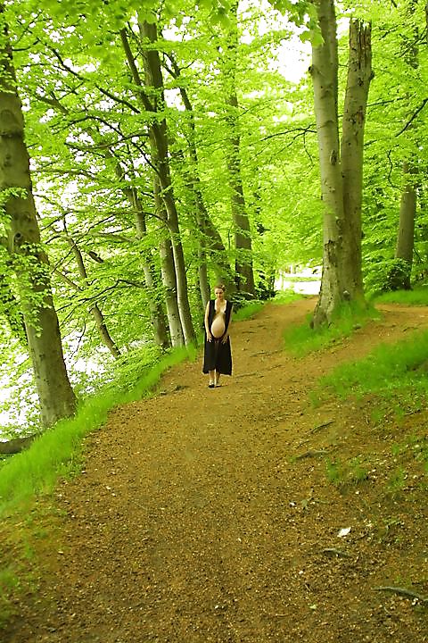 森の中を散歩するかわいい妊婦さん
 #18724843