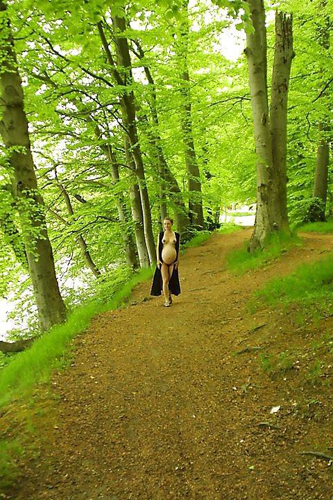 森の中を散歩するかわいい妊婦さん
 #18724850