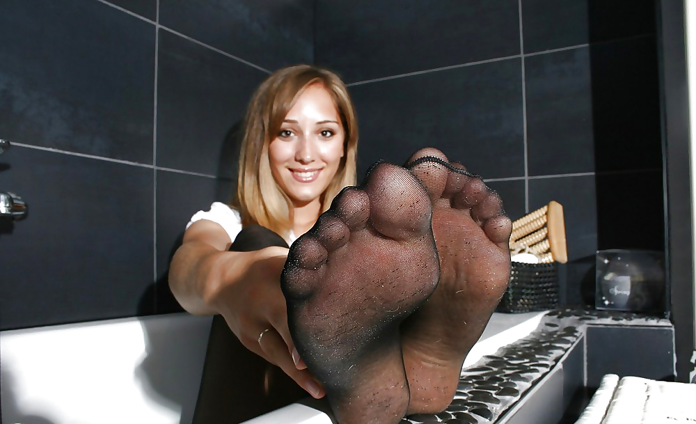 Mehr Mädchen Füße In Schiere Schwarzen Nylons #21707591