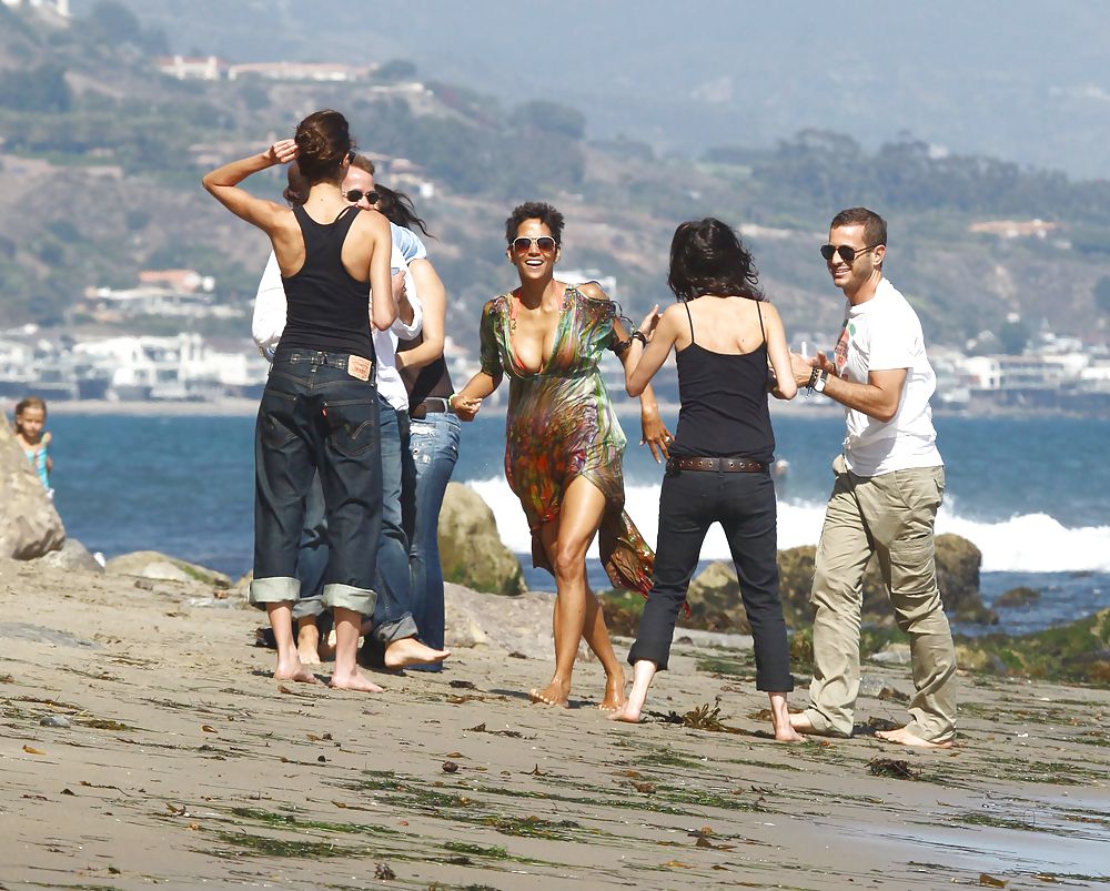 Halle Berry - Ein Bikini-Oberteil An Einem Malibu Strand Tragen #5935638