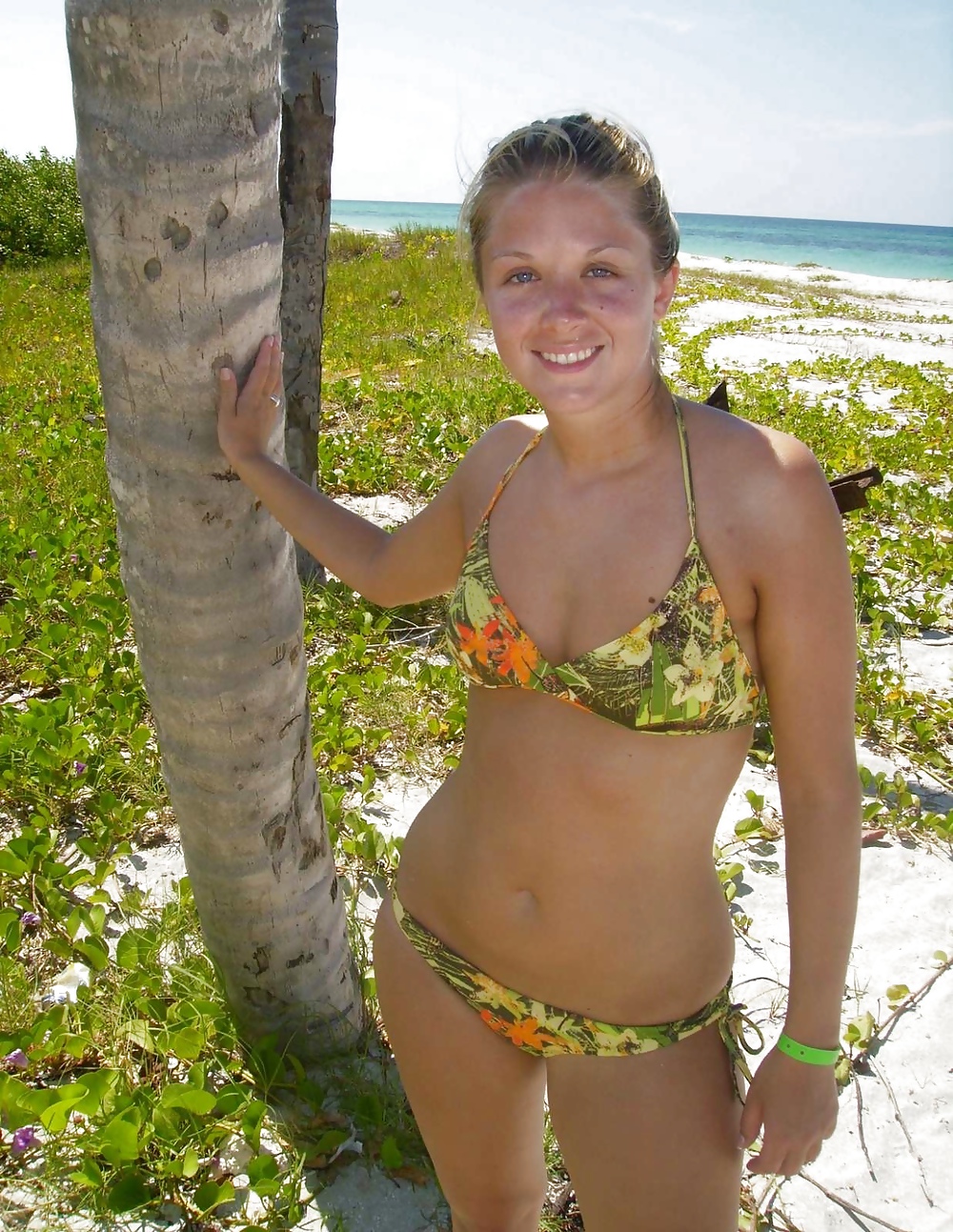 Sexy Curvy Amateur Posing on the Beach #21363507