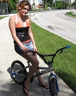 Chica del coche de la bicicleta
 #2538088