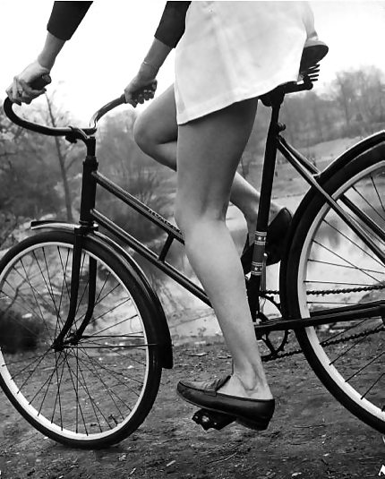 Bicicletta ragazza auto
 #2538174