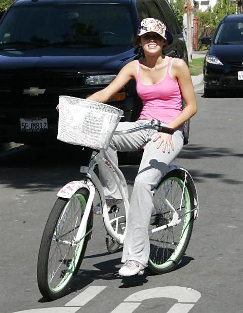 Bicicletta ragazza auto
 #2538303