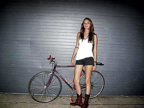 Bicicletta ragazza auto
 #2538341