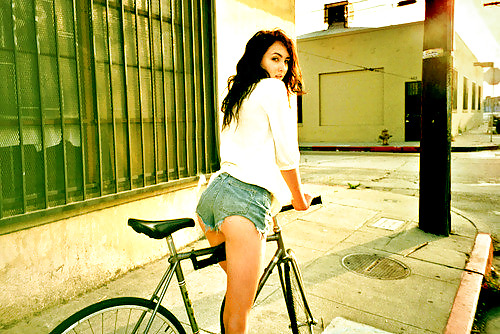 Bicicletta ragazza auto
 #2538389