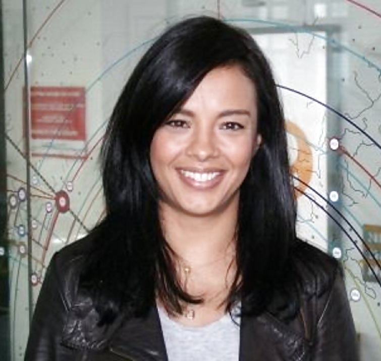 Liz bonnin gran polla chupando labios 2
 #14658388