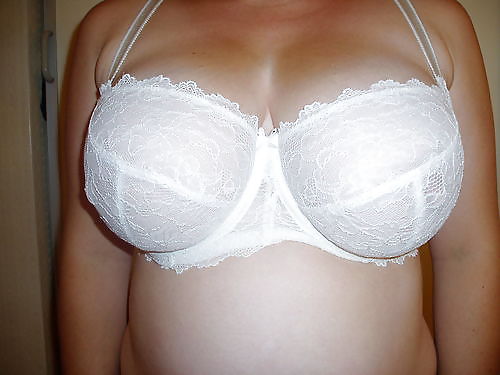 Woman who try to seel their bra on the internet #22466309