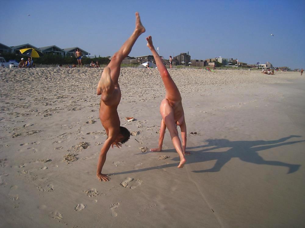 Jóvenes nudistas en la playa
 #390211