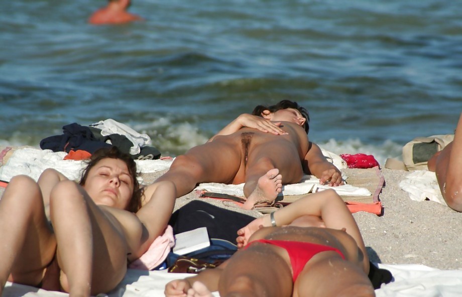 Jóvenes nudistas en la playa
 #390310