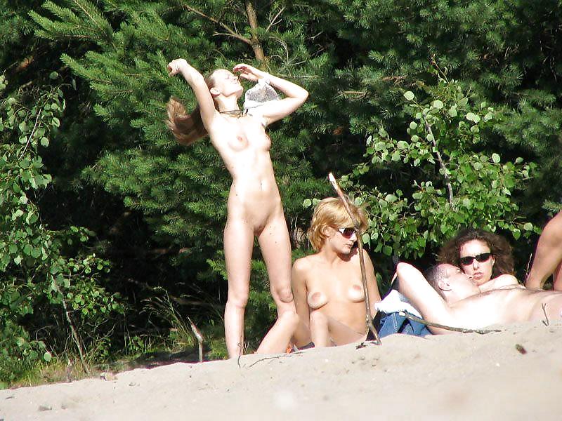 Jóvenes nudistas en la playa
 #390487