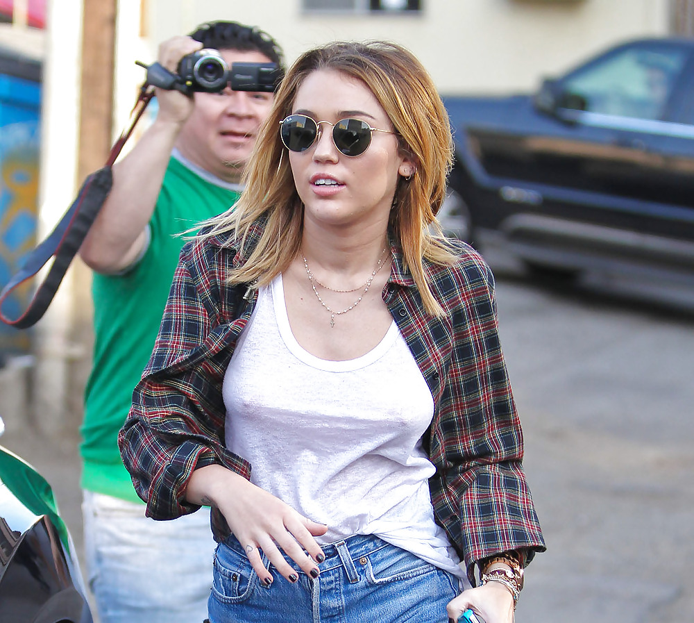 Miley cyrus
 #18433066