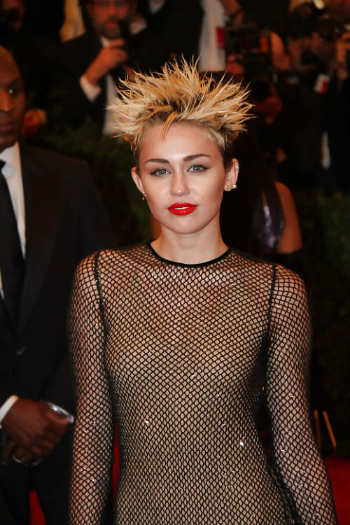 Miley cyrus
 #18433104