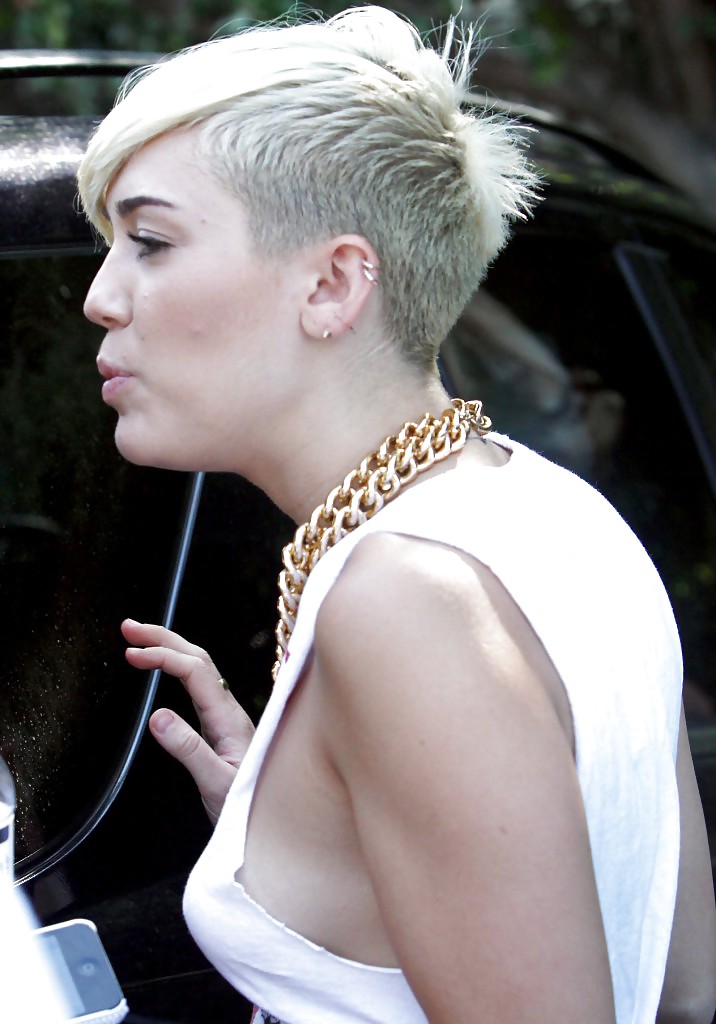 Miley cyrus
 #18433210