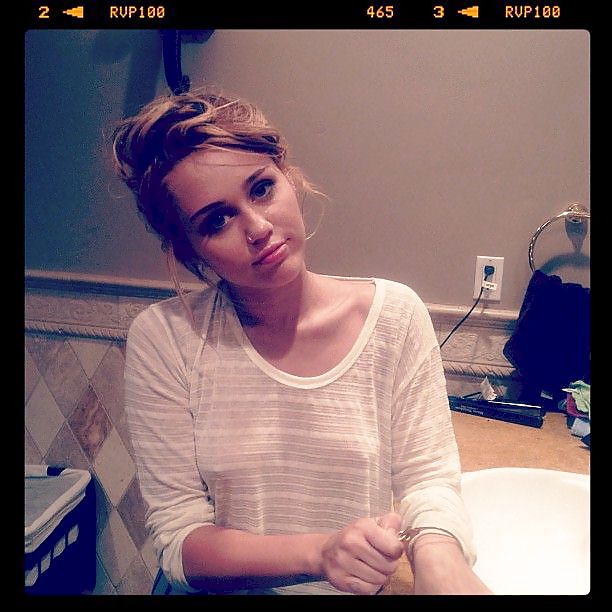 Miley cyrus
 #18433263