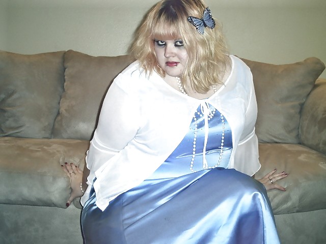 Goth Plumper strips after her Prom #4918329