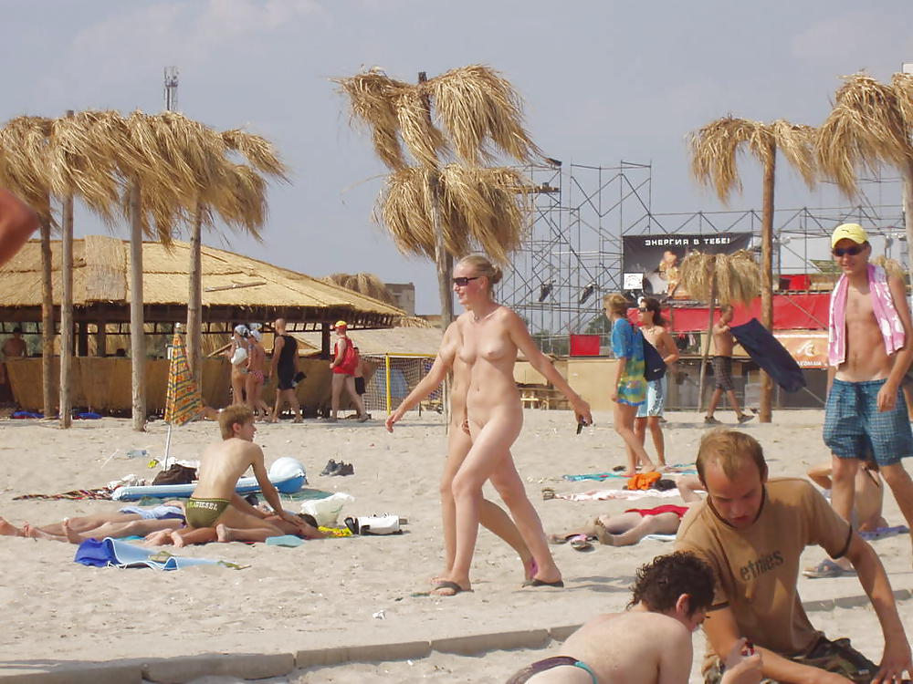 Divertimento nudo sulla spiaggia
 #3551147