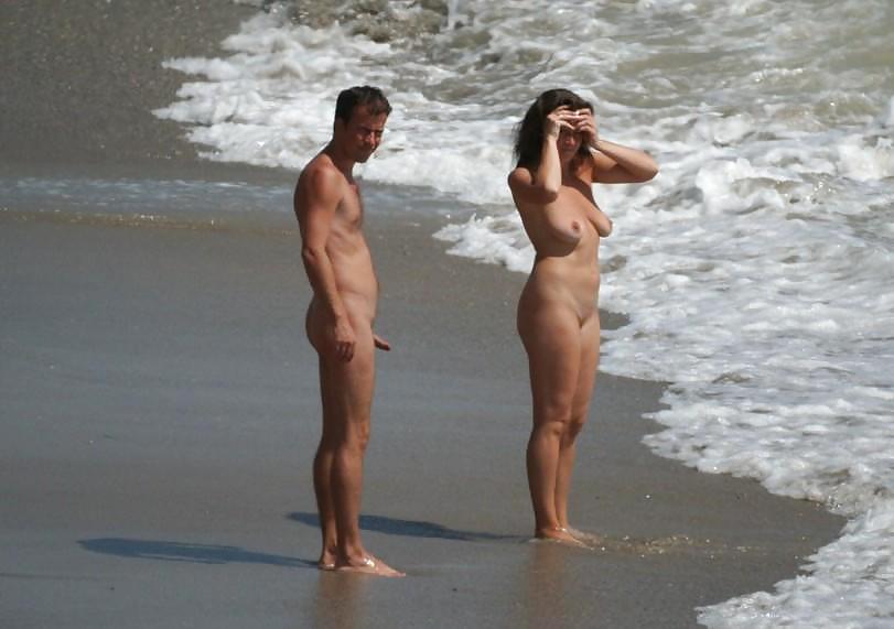 Diversión en la playa desnuda
 #3551246