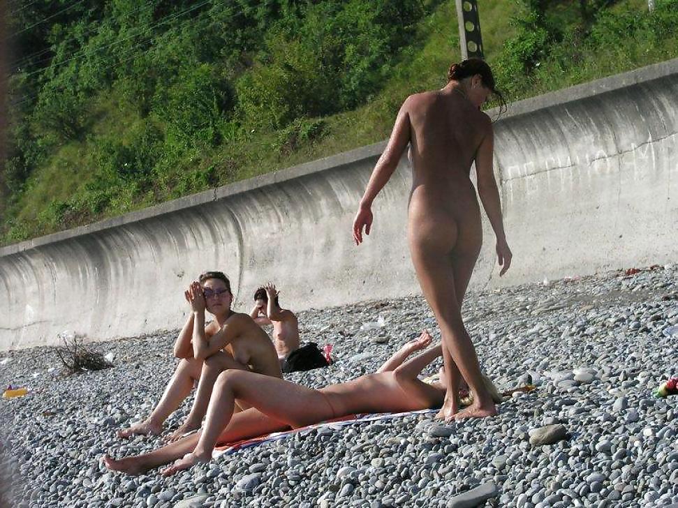 Diversión en la playa desnuda
 #3551423