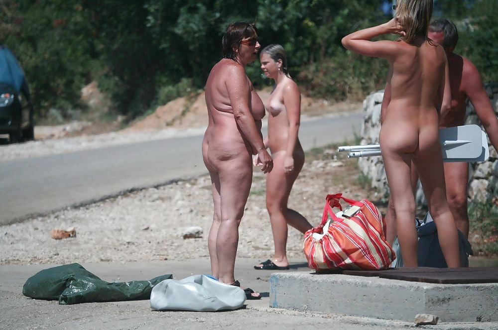 Jóvenes nudistas en la playa
 #1123405