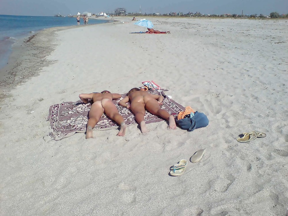 Jóvenes nudistas en la playa
 #1123536