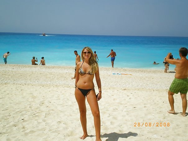 ギリシャのビーチにいるギリシャ人女性
 #2677928