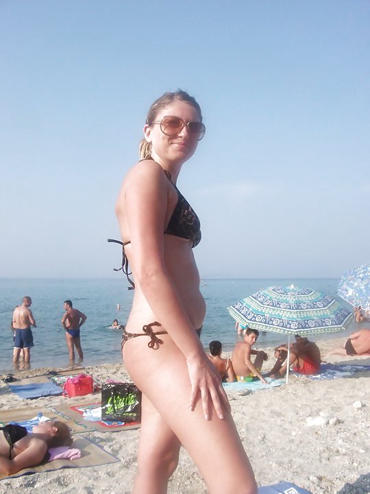ギリシャのビーチにいるギリシャ人女性
 #2677929
