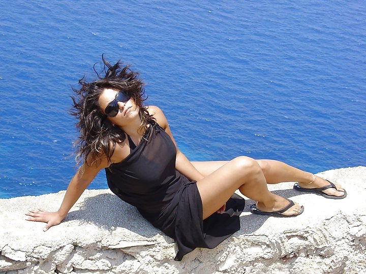 ギリシャのビーチにいるギリシャ人女性
 #2677937