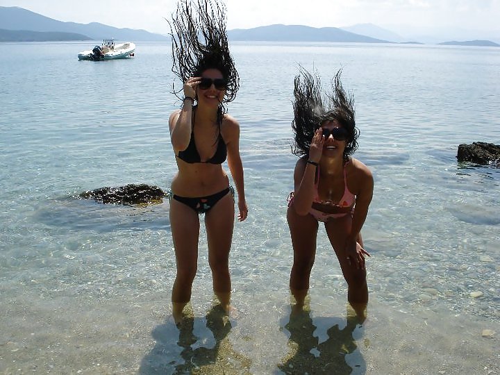 ギリシャのビーチにいるギリシャ人女性
 #2677941