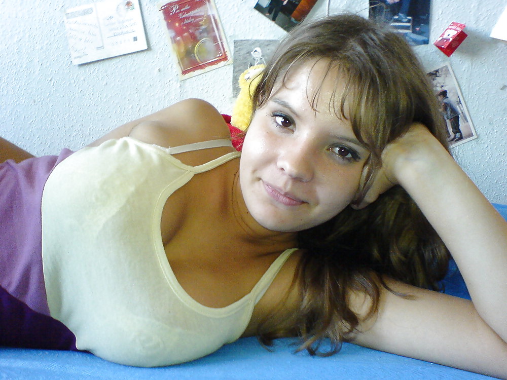 Blonde schuelerin im urlaub
 #21073845