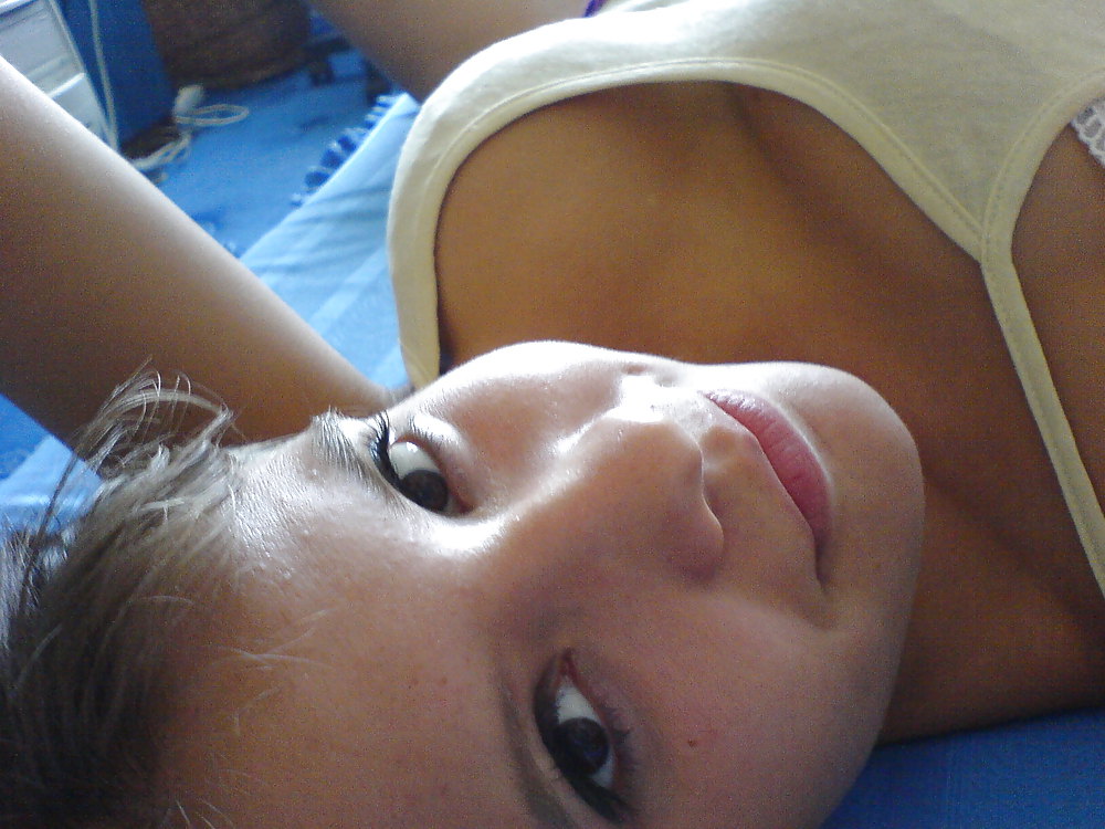 Blonde schuelerin im urlaub
 #21073853