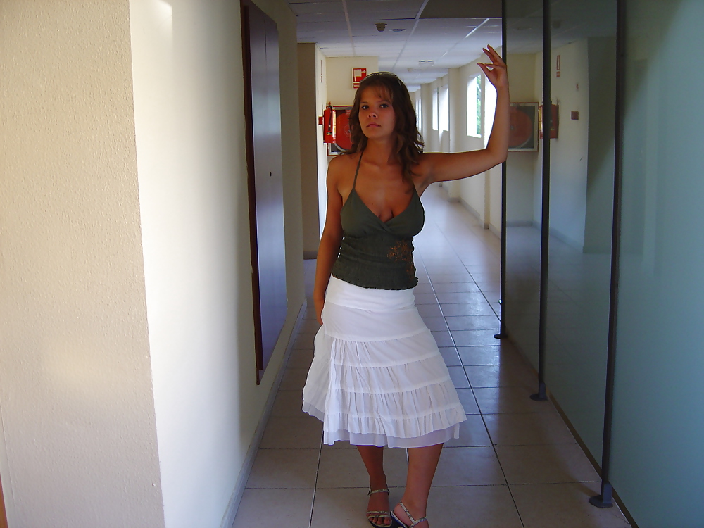 Blonde schuelerin im urlaub
 #21074031